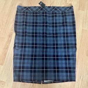 New torrid skirt woman size 4 grey plaid pencil